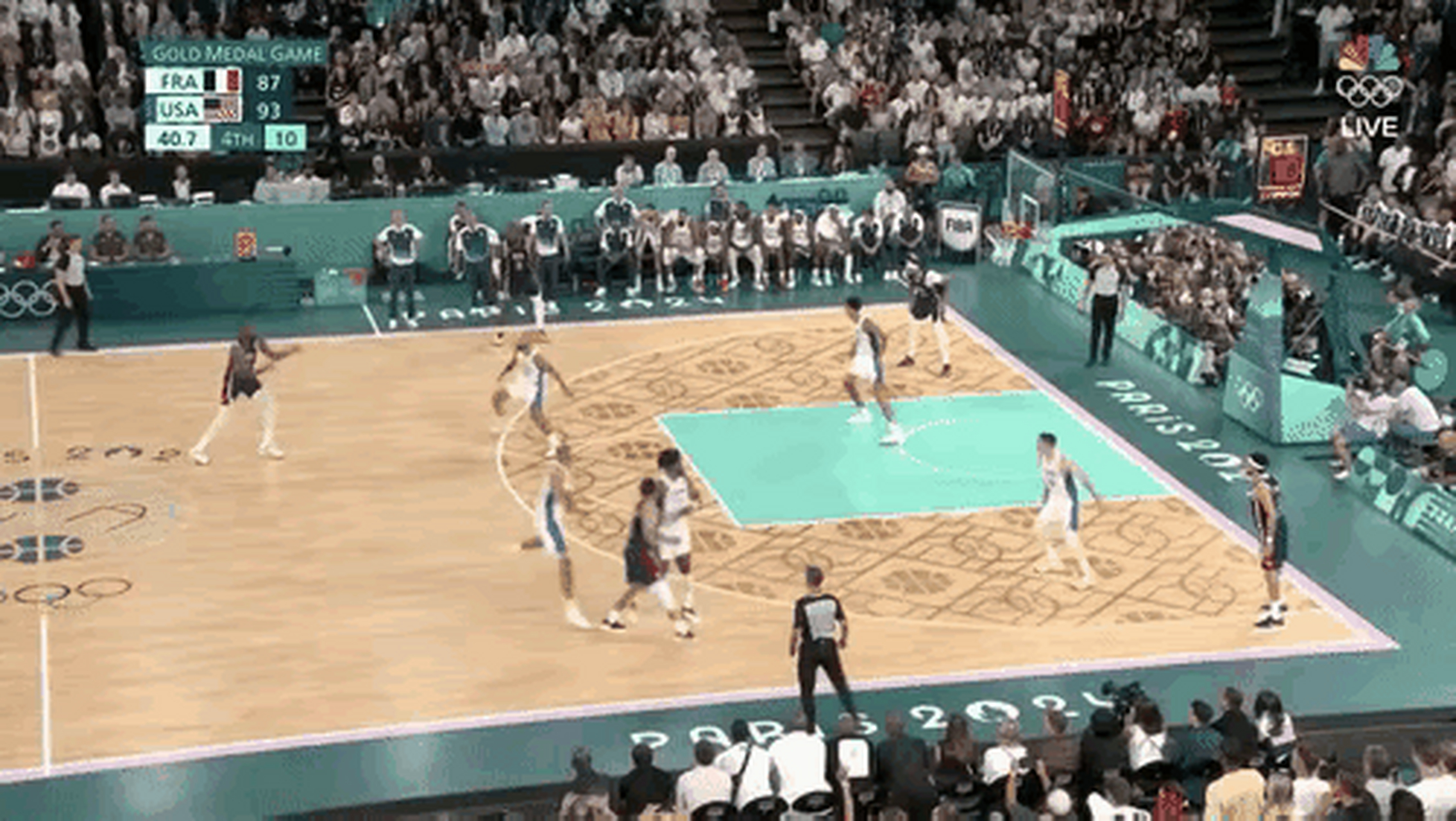 球员在全球篮球比赛中展现出超凡的技术实力