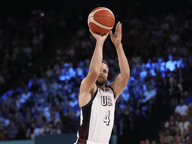 球员在全球篮球比赛中展现出超凡的技术实力