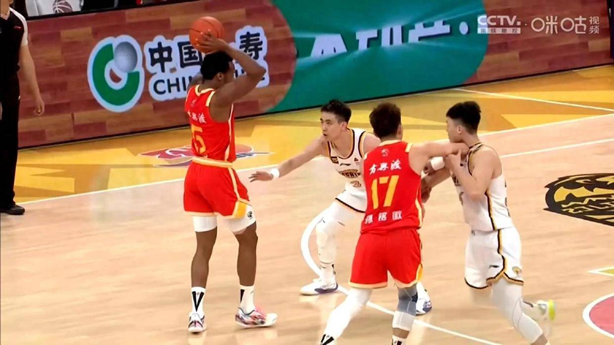 云南男篮在场上大放异彩，击败对手