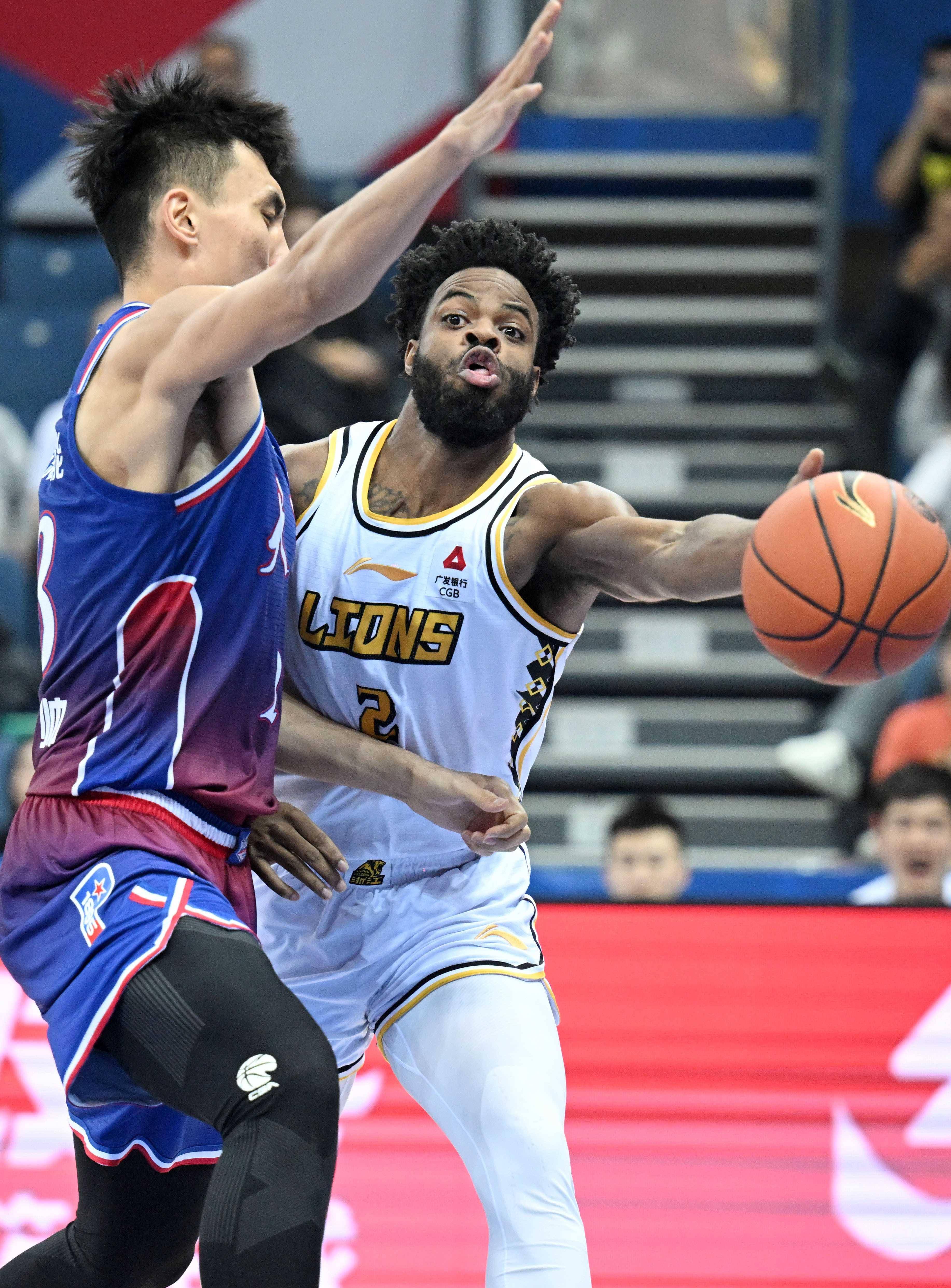 天津男篮客场爆冷获胜，实现逆袭