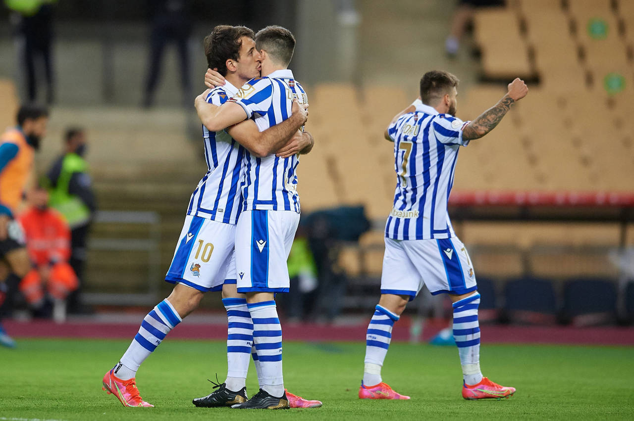 包含欧联杯：阿贾克斯客场-击败利物浦的词条