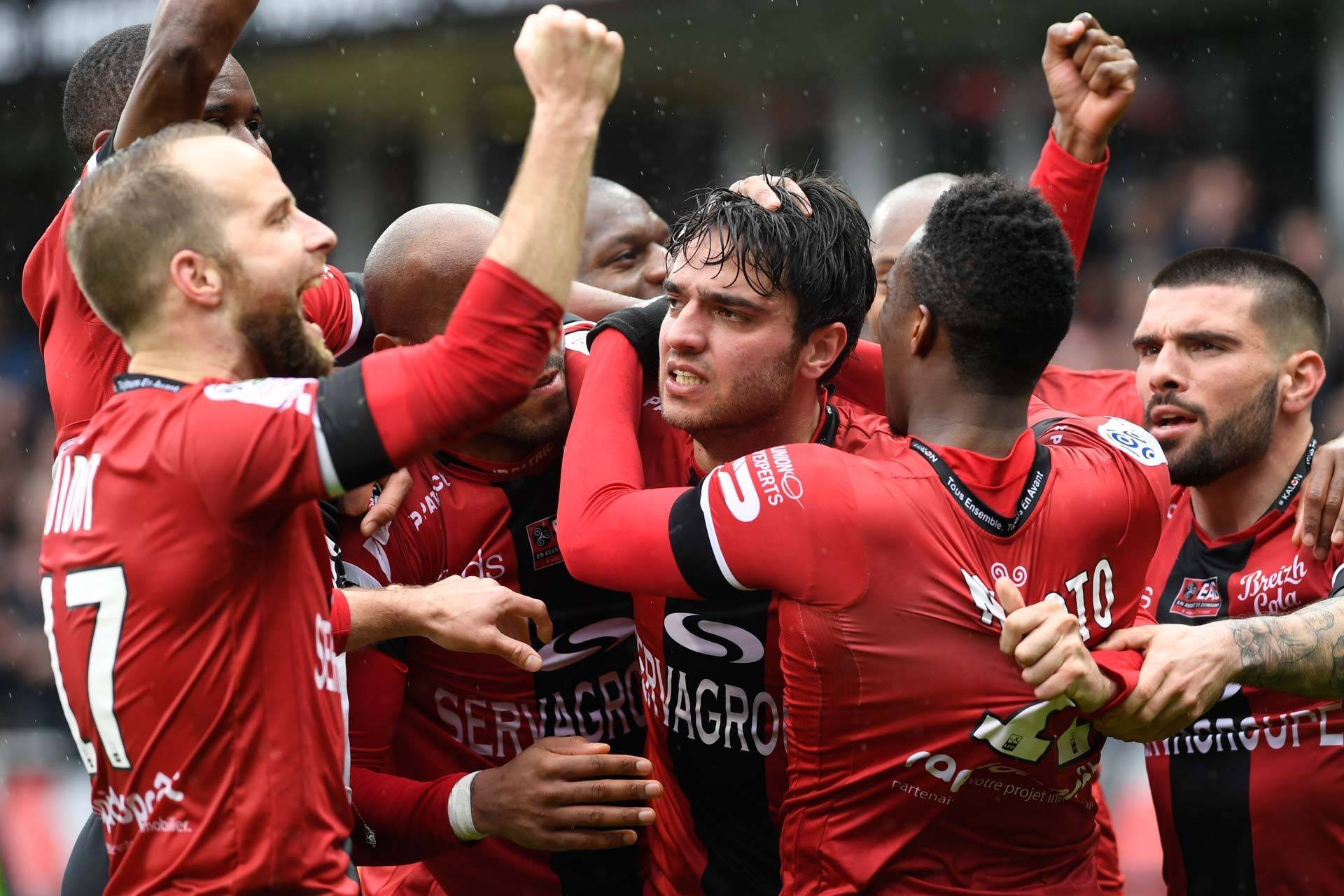 包含瓦朗谢纳队客场大胜，取得珍贵三分提升排名的词条