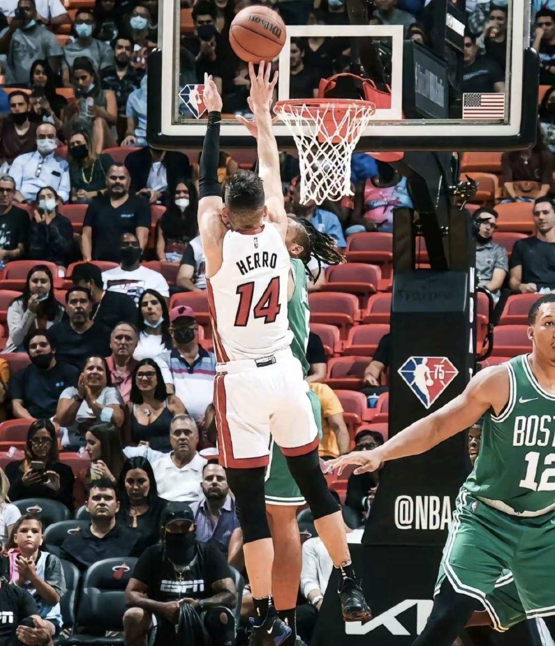 包含一位后卫球员在比赛中连续抢断，防守稳固的词条