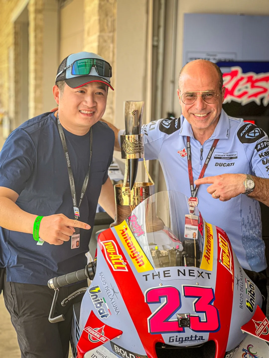 包含德国自行车队队员力压群雄，登上冠军领奖台的词条