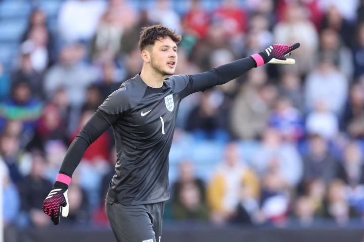 开云体育网页版-博尔顿队激战点球获胜庆祝