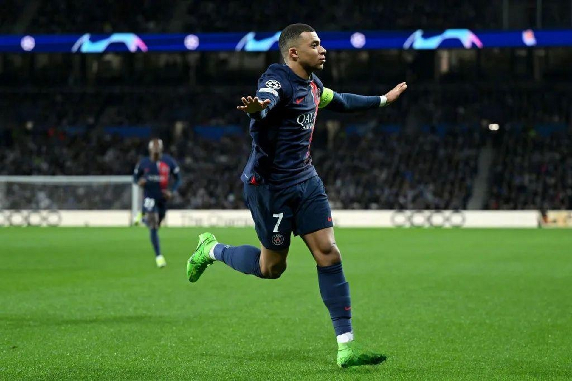 关于巴黎圣日耳曼球员独中两元力挫对手的信息