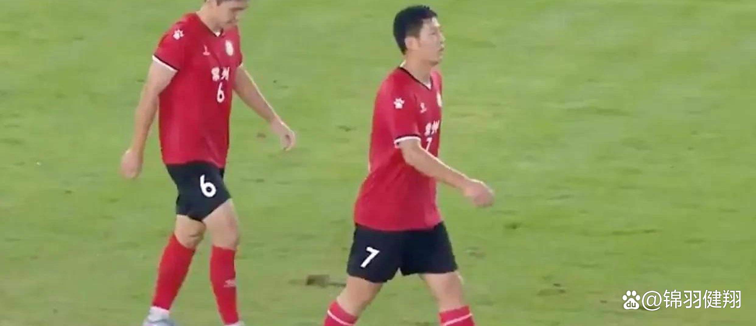 开云体育官方入口-裁判在比赛中判罚引发争议，球迷纷纷表达不满