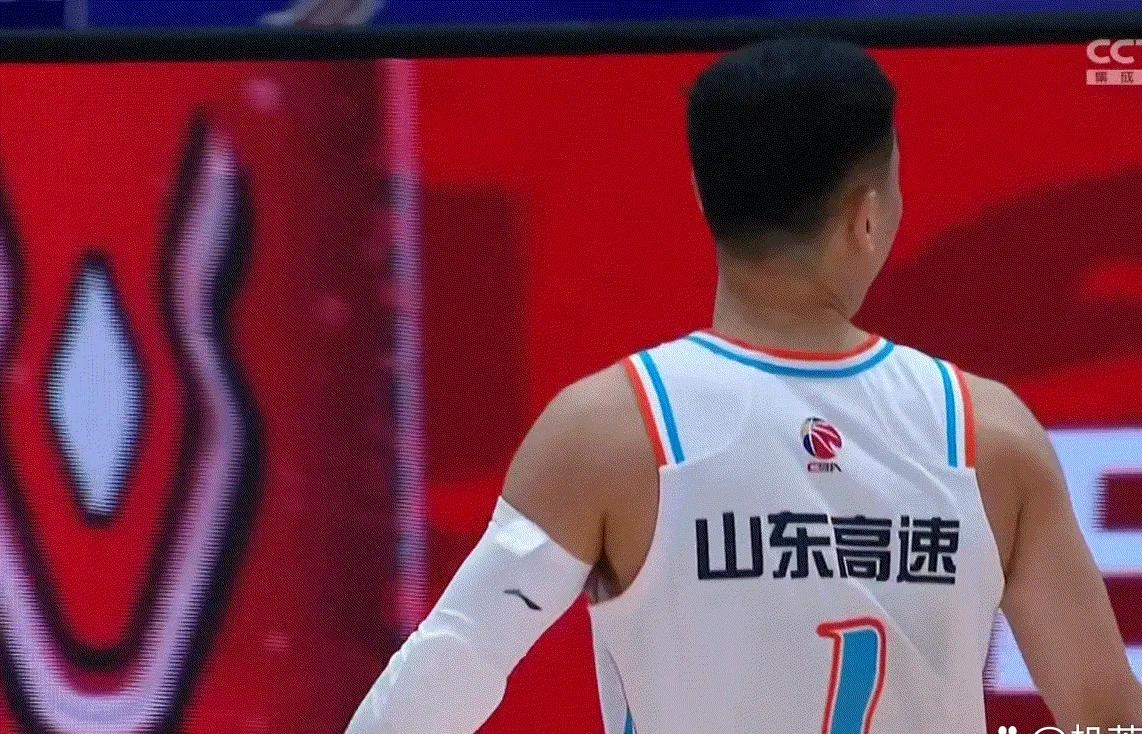 裁判在比赛中判罚引发争议，球迷纷纷表达不满