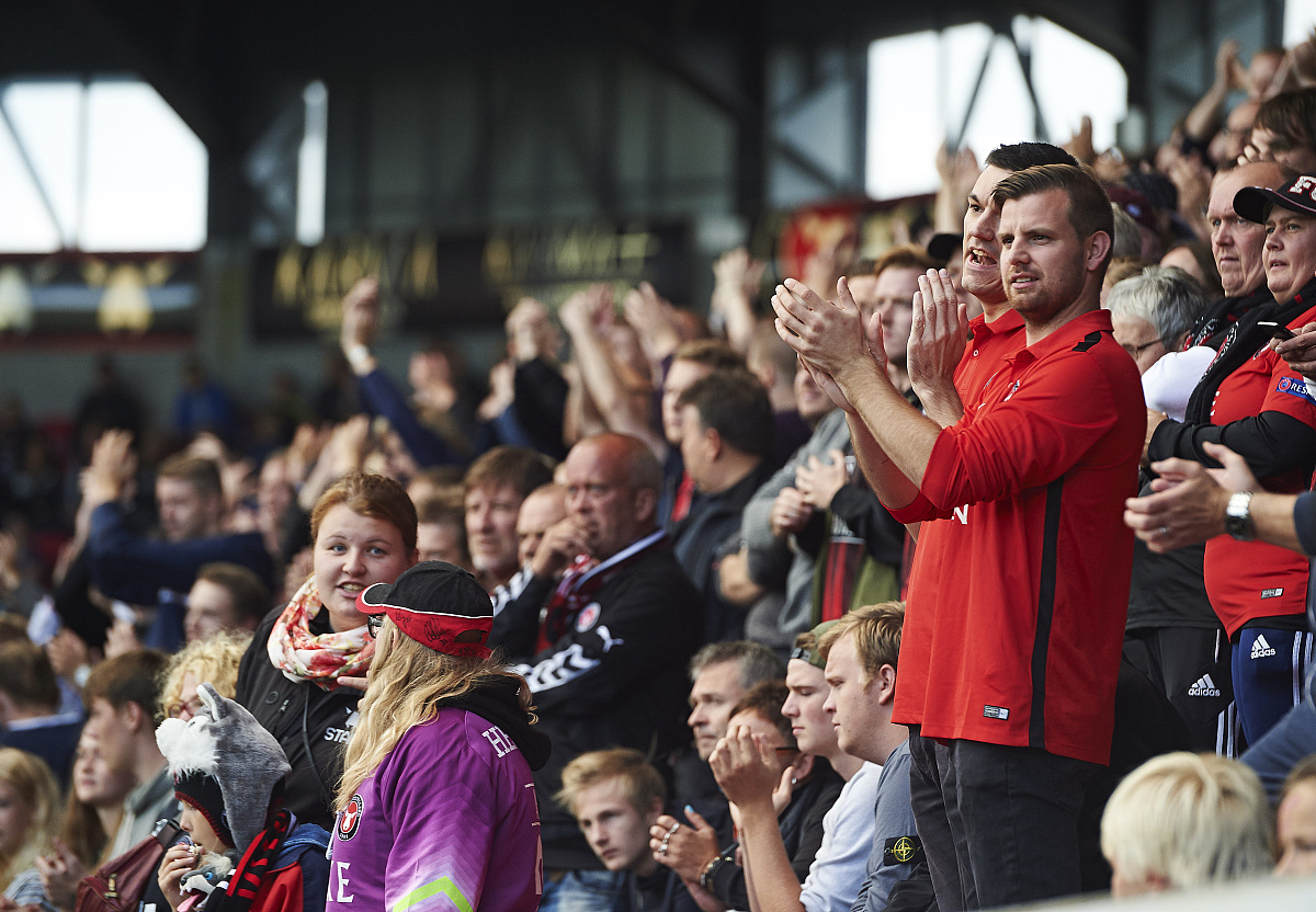 世界级球员在最新一场比赛中展现出色表现