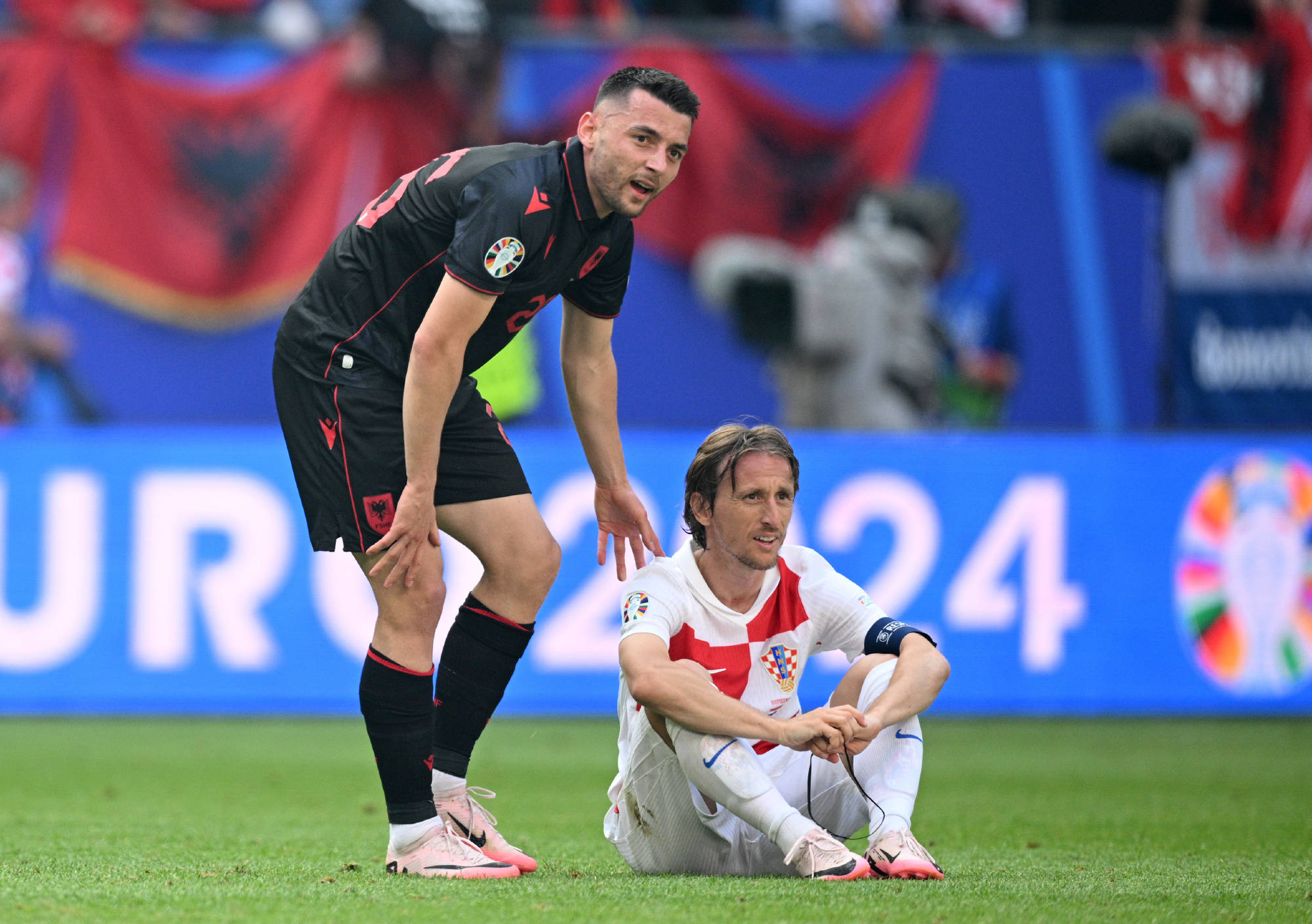 开云体育官网-关于欧洲杯预选赛场上激战，球员负气奋战的信息