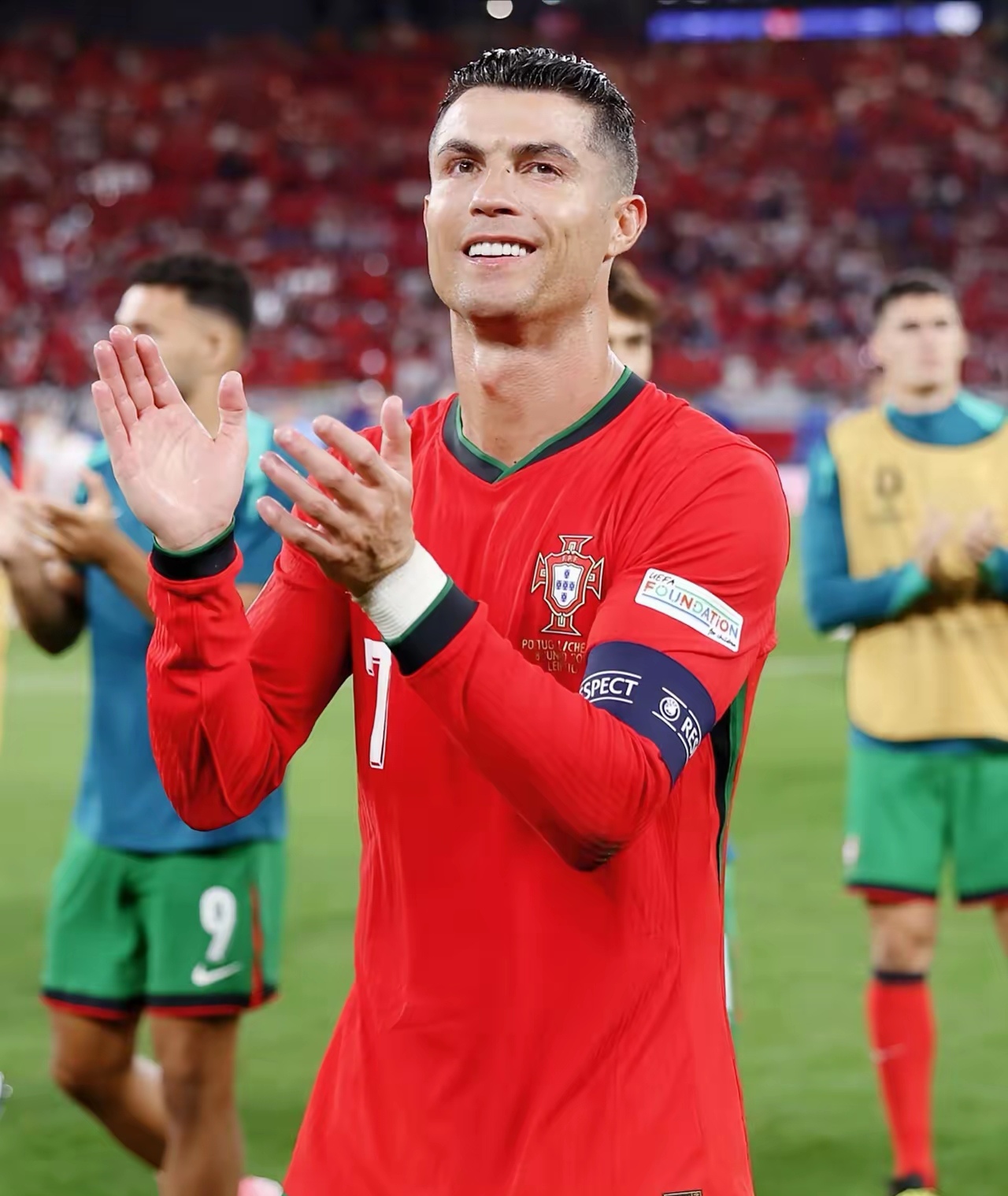 关于欧洲杯预选赛场上激战，球员负气奋战的信息