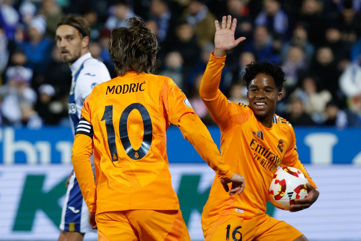 开云体育中国官网-包含西班牙国家队主力球员转投皇马，俱乐部声势大增的词条