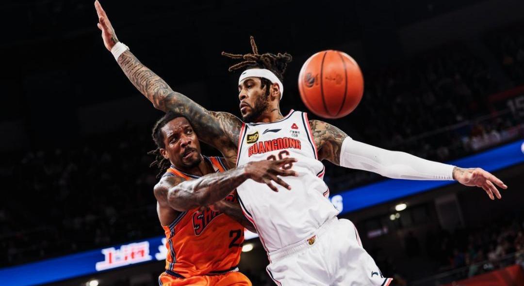 夏朗盖主教练回答媒体提问,分析球队战术 夏朗盖主教练回答媒体提问,分析球队战术