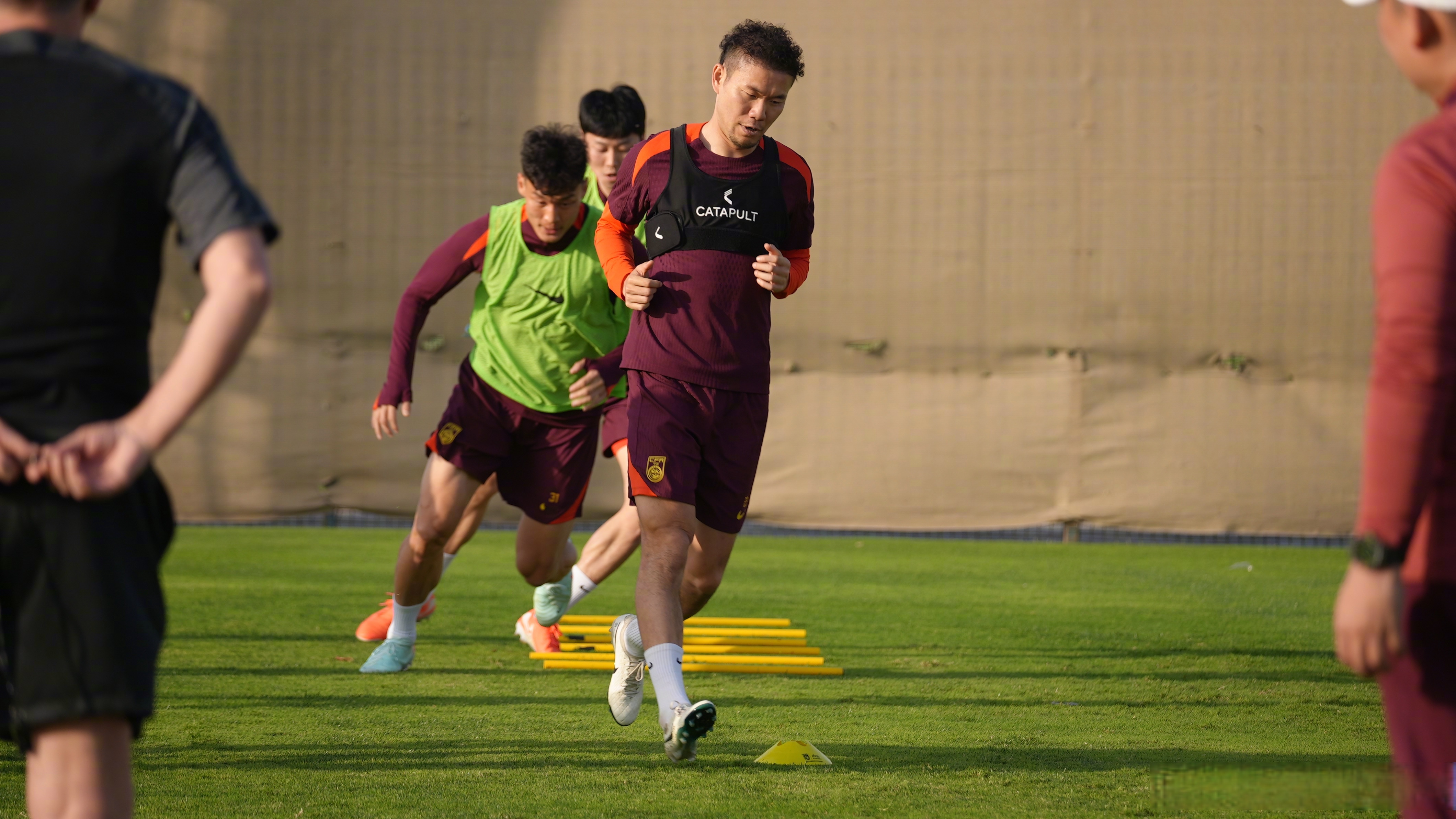 开云体育网页版登录入口-擦肩强敌，球队士气高昂备战国际足球赛的简单介绍