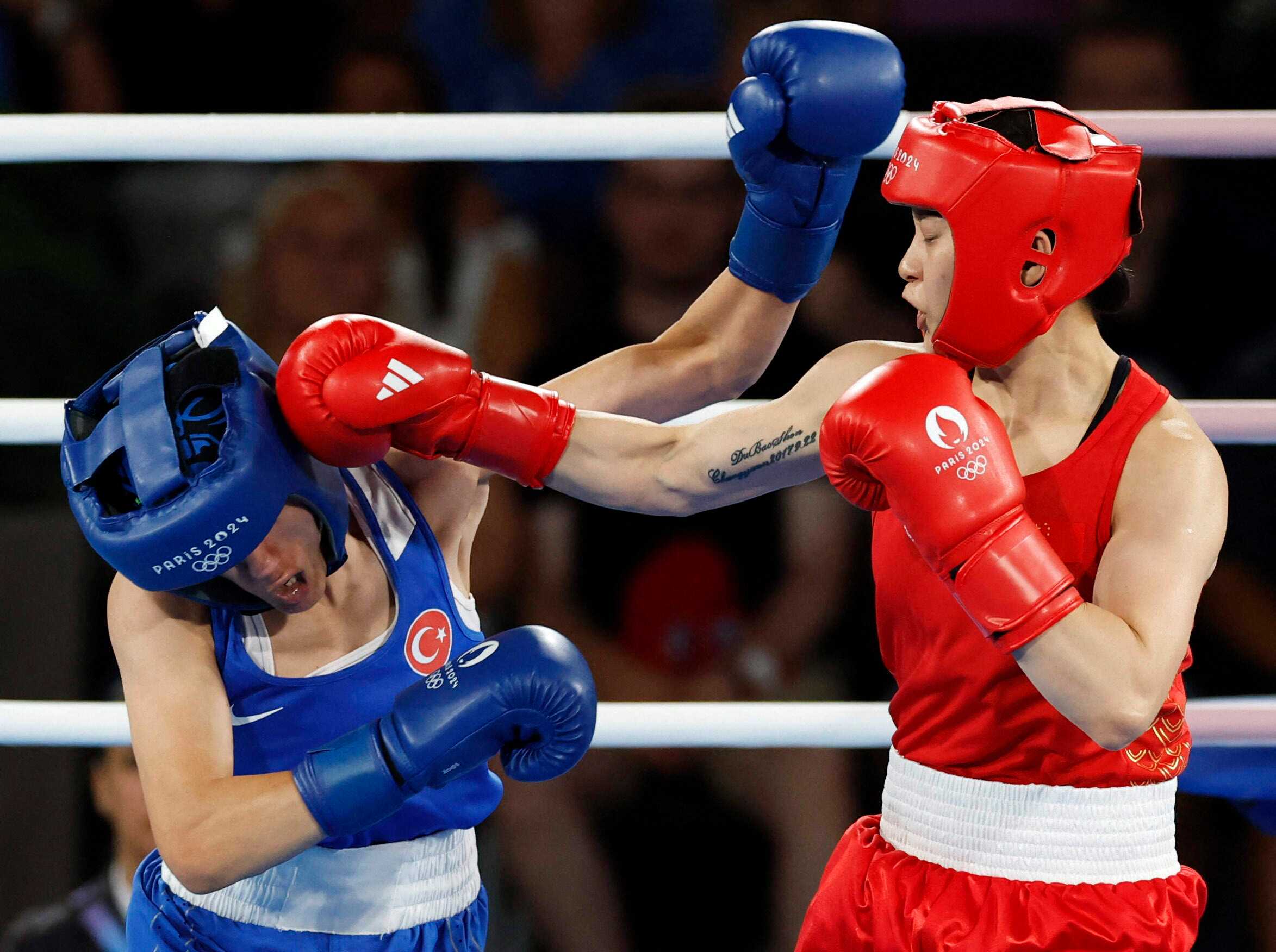 美国选手在拳击比赛中挫败对手夺冠 美国选手在拳击比赛中挫败对手夺冠